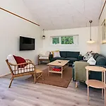 12 Person In Ansager-by Traum Ansager