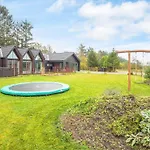 12 Person In Ansager-by Traum